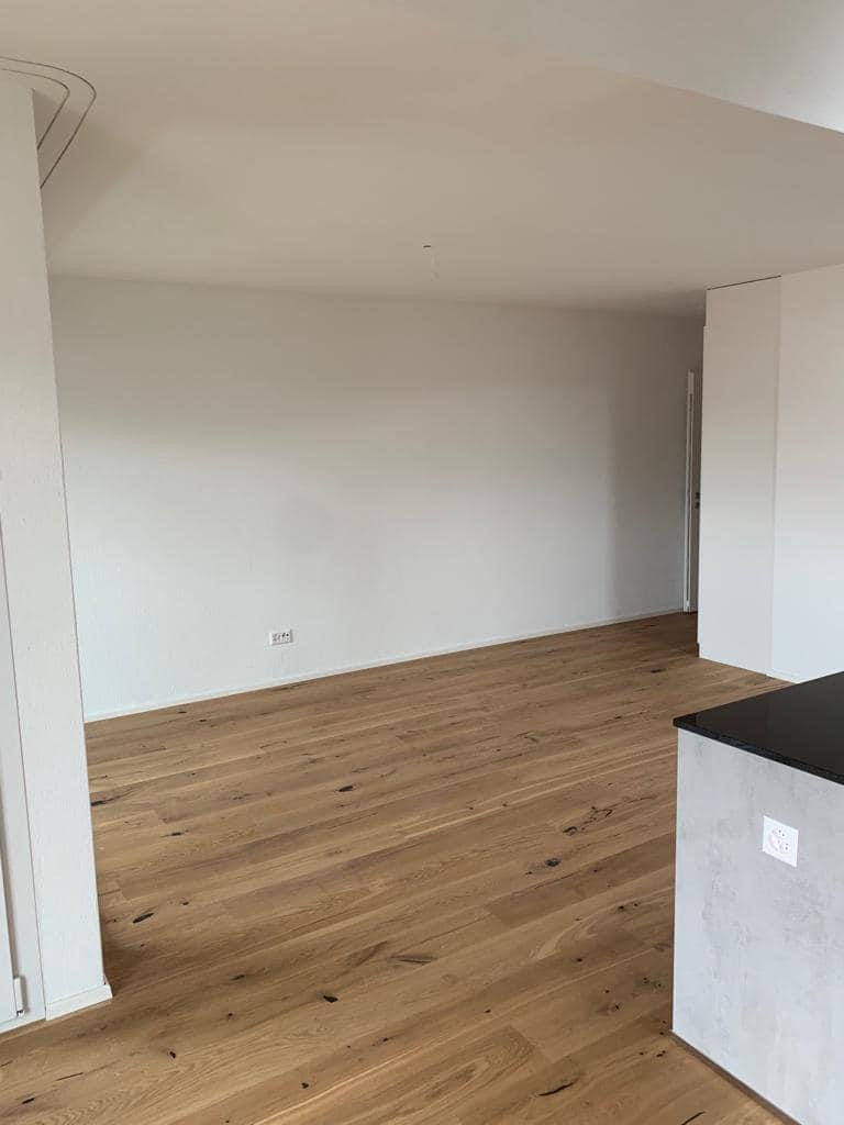Baufirma Zürich — Wohnraum mit Sichtbeton-Küchenblock nach Totalsanierung, MFH Ennetbaden